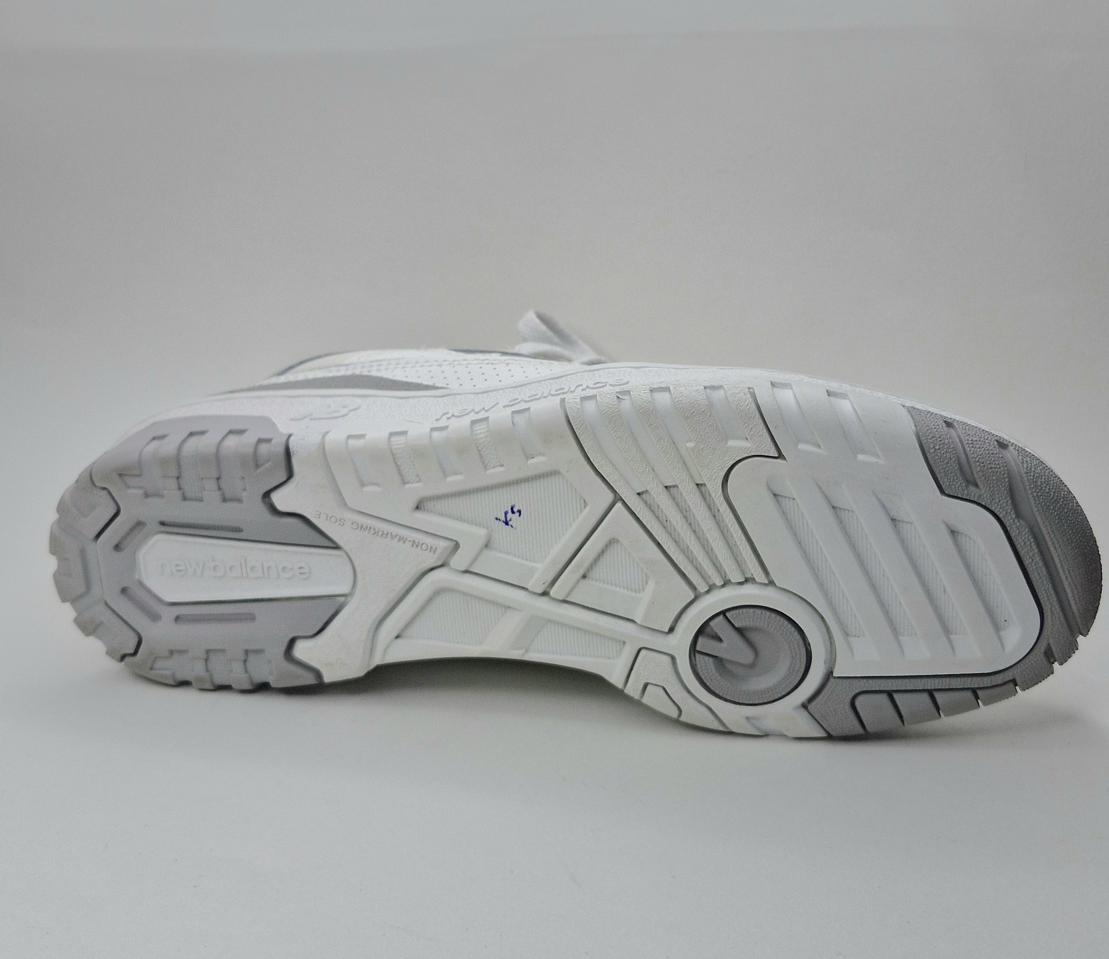 کفش نیوبلانس ۵۵۰اورجینال بارنگ سفید مناسب استایل اسپرت وروزمره بارانی فوق‌العاده وبا کیفیت بالاوضمانت