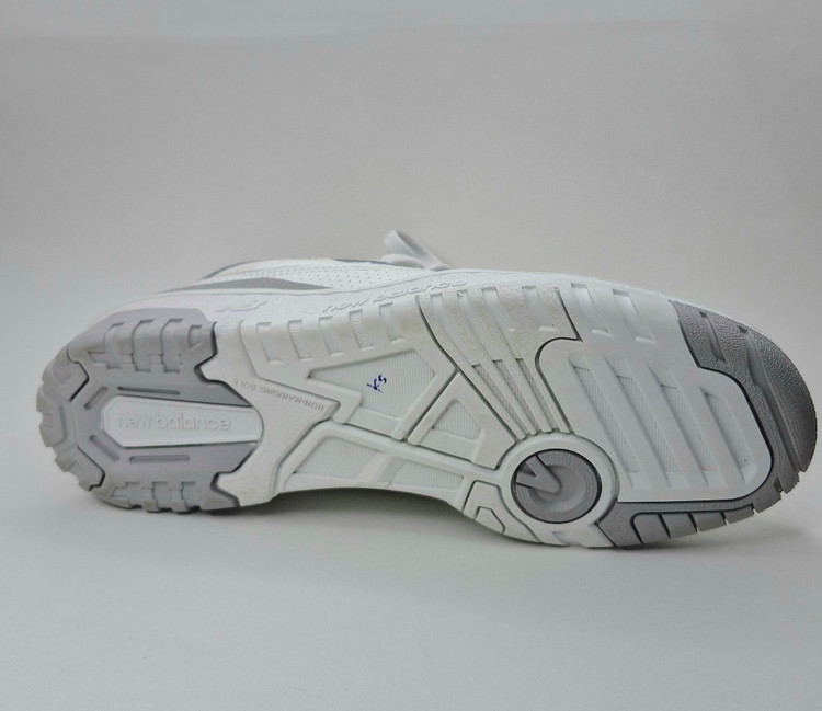 کفش نیوبلانس ۵۵۰اورجینال بارنگ سفید مناسب استایل اسپرت وروزمره بارانی فوقالعاده وبا کیفیت بالاوضمانت