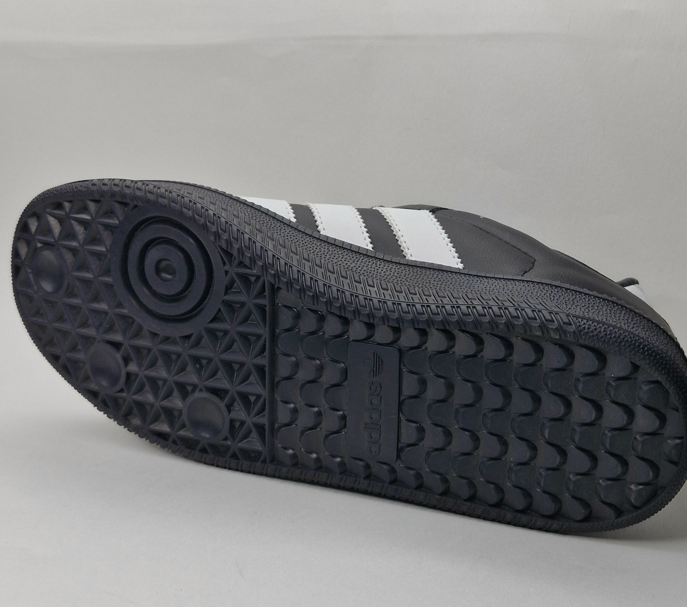 کفش ادیداس اورجینال مشکی با نوارهای سفیدمناسب استایل های خیابانی ویژوال طراحی شده که کیفیت عالی داره