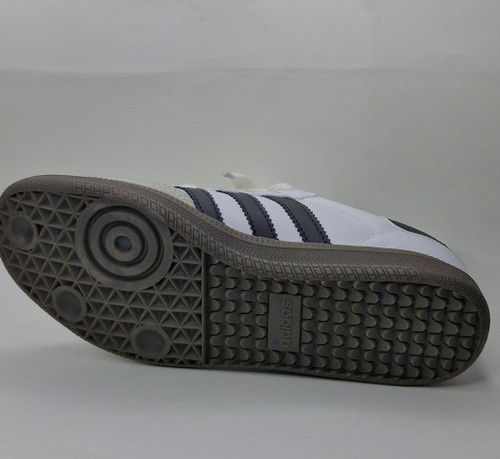 کفش ادیداس سامبا اصل برای ورزش فوتسال طراحی شده بود اما امروزه به یکی از محبوبترین کفش های روزمره واسپرت استایل تبدیل شده است این مدل برای استایل روزانه وکژوال گزینه فوق العاده محسوب میشود