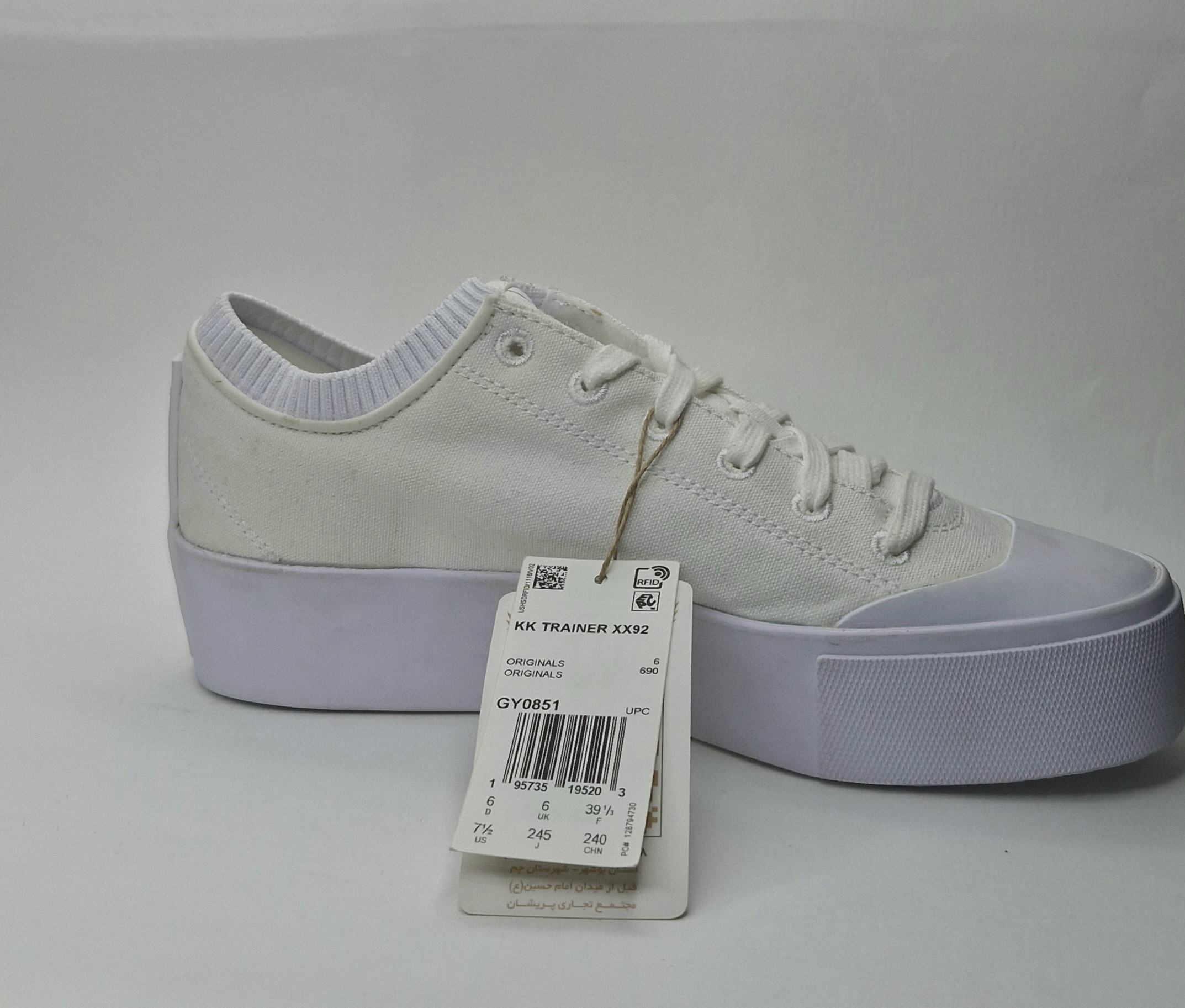 کفش سفید اورجینال ادیداس ترکیبی از طراحی مینیمال وراحتی بی نظیر وکیفیت بالای ساخت این مدل با ظاهری ساده وبی نظیر برای افرادی که دنبال گزینه  های خاص هستند